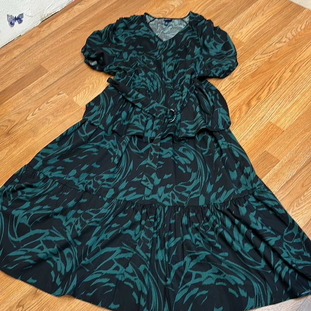 Scoop, short sleeve black/green abstract peplum tiered midi dress. Size XL 16-18